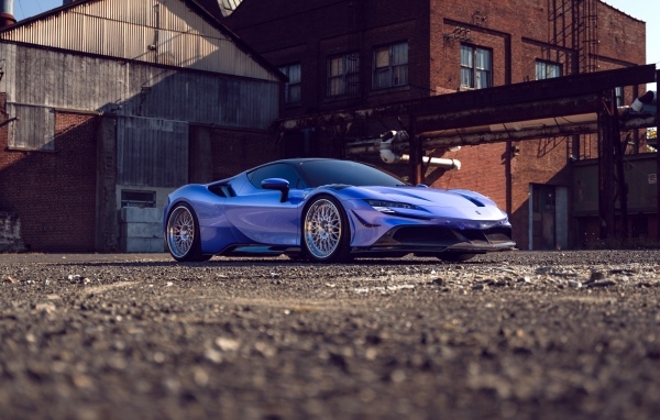 Автомобиль Ferrari SF90 Spider на фоне здания