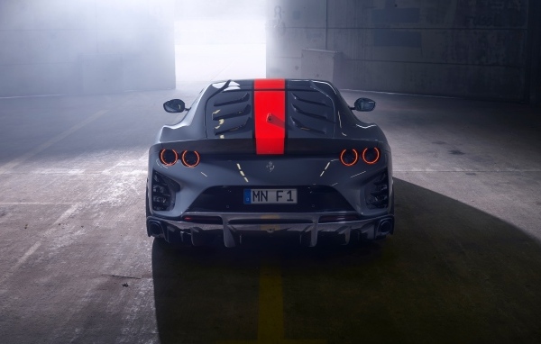 Серый спортивный автомобиль Ferrari 812 вид сзади