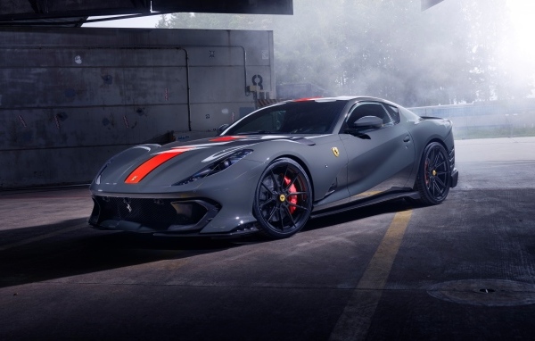Новый спортивный автомобиль Ferrari 812, 2023 года вид сбоку
