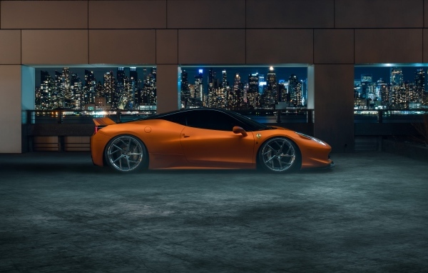 Оранжевый спорткар Ferrari 458  у окна