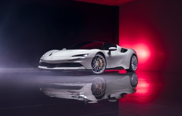 Презентация автомобиля Ferrari SF90 Stradale