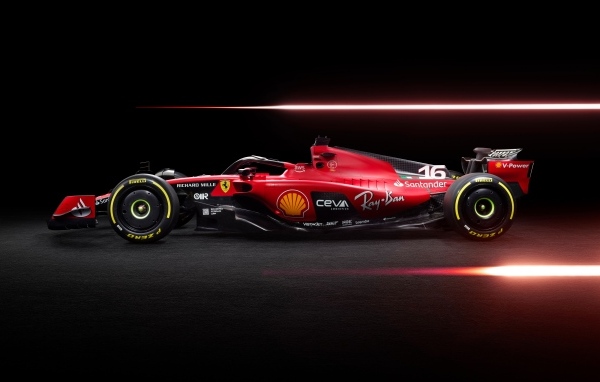 Гоночный Ferrari SF-23 F1 2023  вид сбоку