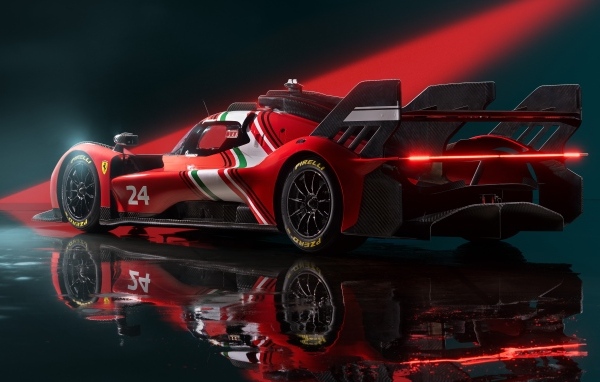 Вид сзади на спортивный автомобиль Ferrari 499P Modificata