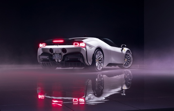 Вид сзади на белый автомобиль Ferrari SF90 Stradale