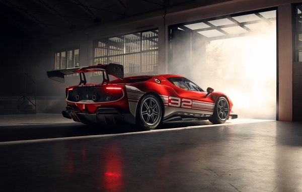 Вид сзади на автомобиль Ferrari 296 Challenge 2023 года