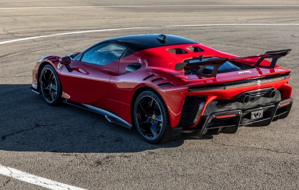 Вид сзади на автомобиль Ferrari SF90 XX Stradale 2023 года