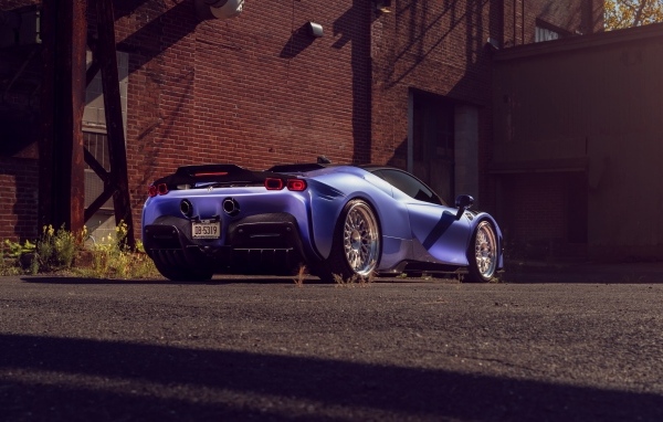 Вид сзади на автомобиль Ferrari SF90 Spider
