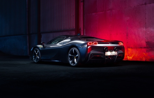 Вид сзади на автомобиль Ferrari SF90 Stradale
