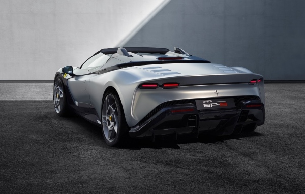 Вид сзади на автомобиль Ferrari SP-8