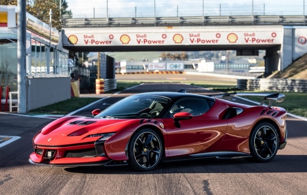 Красный автомобиль Ferrari SF90 XX Stradale на стадионе