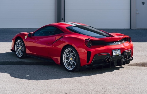 Красный автомобиль Ferrari 488 Pista вид сзади