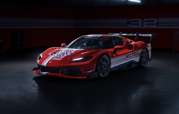 Красный быстрый автомобиль Ferrari 296 Challenge 2023 года