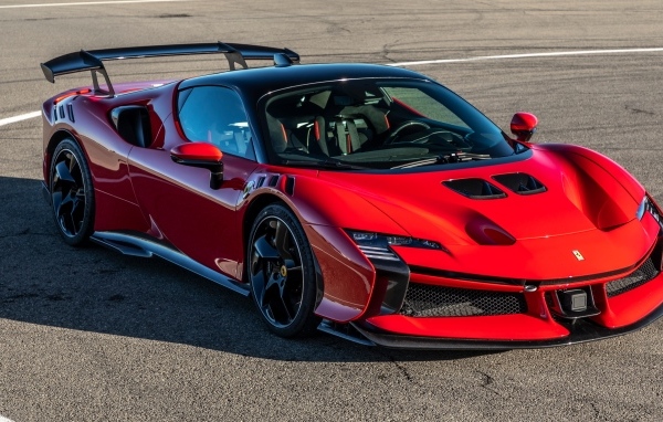 Красный быстрый автомобиль Ferrari SF90 XX Stradale 2023 года
