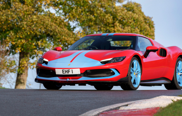 Красный спорткар Ferrari 296 GTB Assetto Fiorano