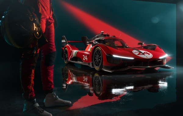 Красный стильный гоночный автомобиль Ferrari 499P Modificata