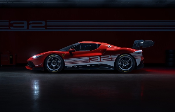 Вид сбоку на спортивный автомобиль Ferrari 296 Challenge 2023 года