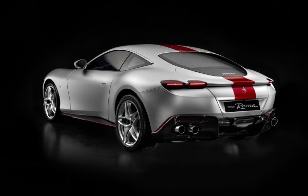 Серебристый Ferrari Roma 30th Anniversary 2023 вид сзади