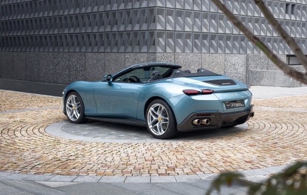 Серебристый автомобиль Ferrari Roma Spider 2023  года