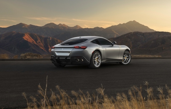 Серебристый автомобиль Ferrari Roma вид сзади