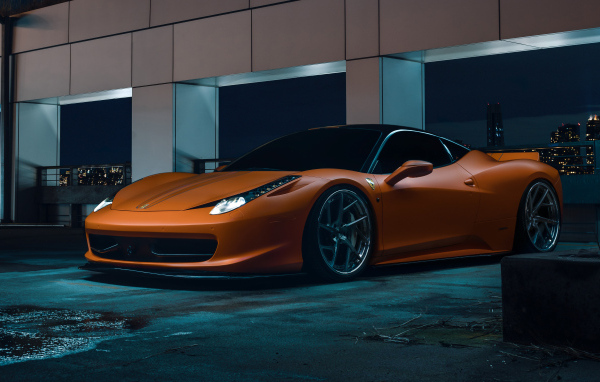 Спорткар Ferrari 458  на  парковке