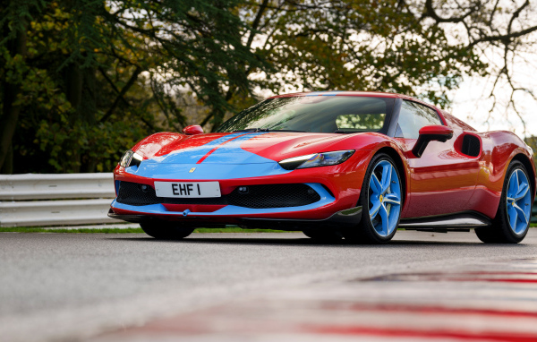 Вид на автомобиль Ferrari 296 GTB Assetto Fiorano