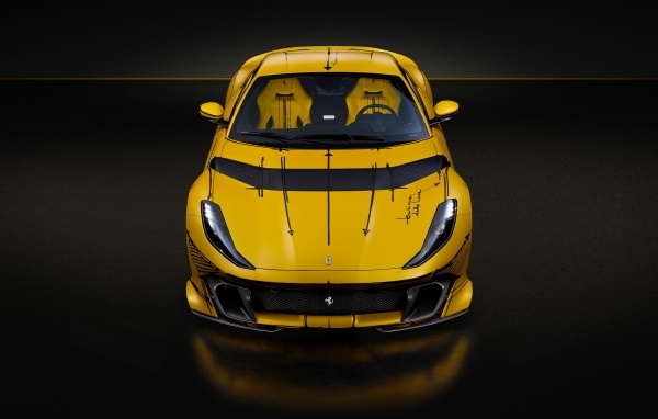 Желтый автомобиль Ferrari 812 вид спереди