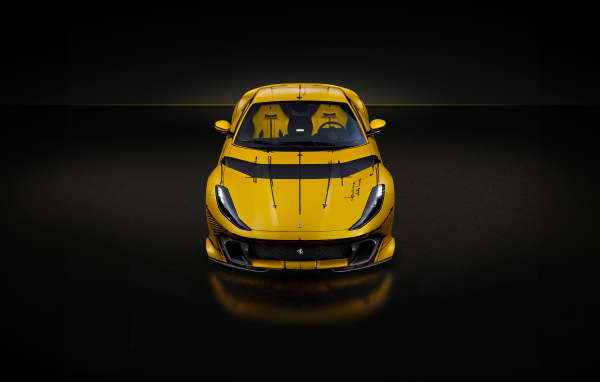 Желтый автомобиль Ferrari 812 вид спереди