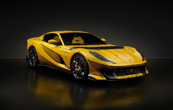 Желтый спортивный автомобиль Ferrari 812