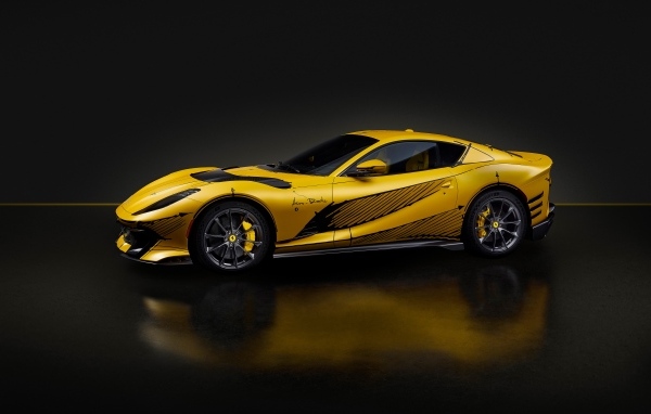 Желтый спортивный автомобиль Ferrari 812 вид сбоку