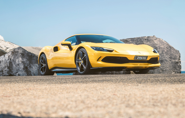 Желтый автомобиль Ferrari 296 GTB