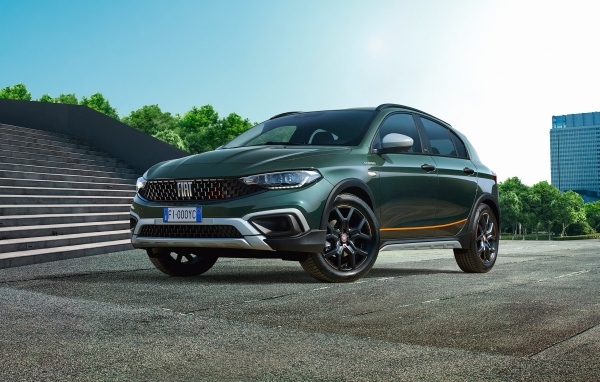 Автомобиль Fiat Tipo Cross Garmin Hybrid