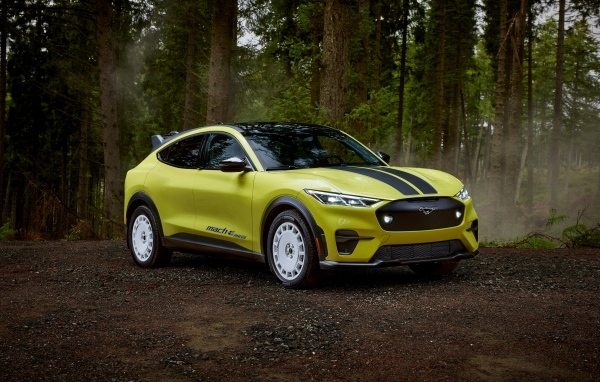 Автомобиль Ford Mustang Mach-E Rally 2024 года в лесу