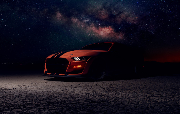 Красивый автомобиль Ford Shelby GT500 на фоне ночного неба