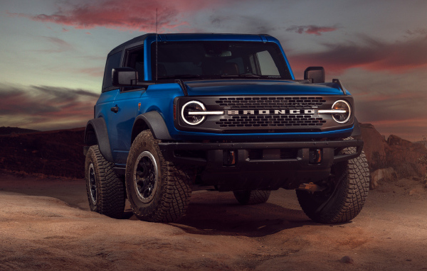 Большой синий внедорожник Ford Bronco в горах