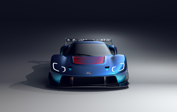 Синий автомобиль Ford GT MkIV 2023 на сером фоне