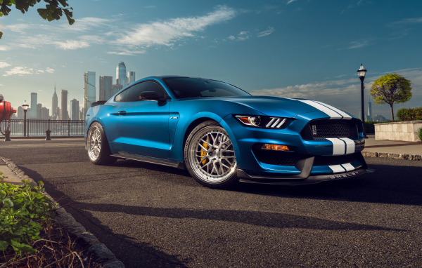 Синий автомобиль Ford Shelby Mustang GT350 в городе
