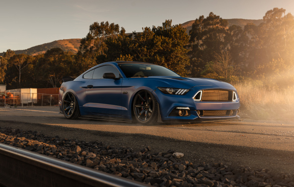 Синий быстрый автомобиль Ford Mustang GT