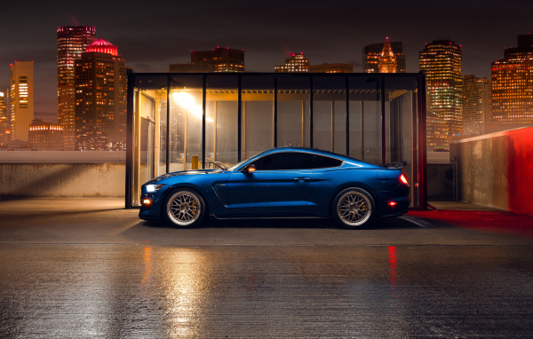 Синий спортивный автомобиль Ford Shelby GT350  на фоне небоскребов