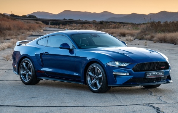 Дорогой синий автомобиль Ford Mustang California