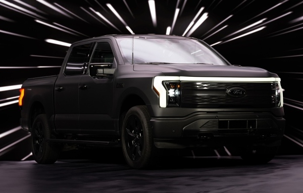 Автомобиль Ford F-150 в ярких лучах