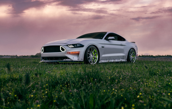 Автомобиль Ford Mustang GT на фоне красивого неба