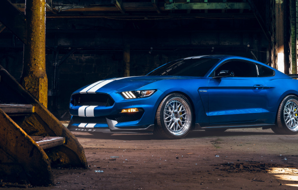 Автомобиль Ford Shelby GT350 в старом здании
