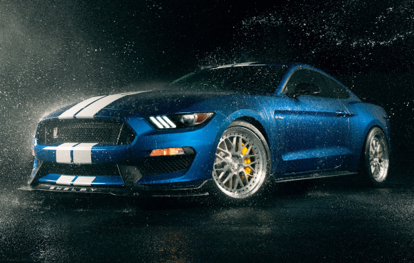 Форд Shelby GT350 под дождем