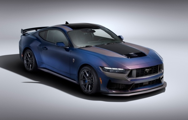Новый автомобиль Ford Mustang Dark Horse 2024  года на сером фоне