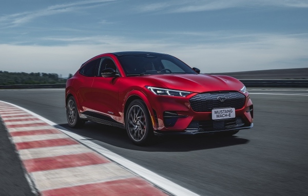 Красный автомобиль Ford Mustang Mach-E GT Performance 2023 года