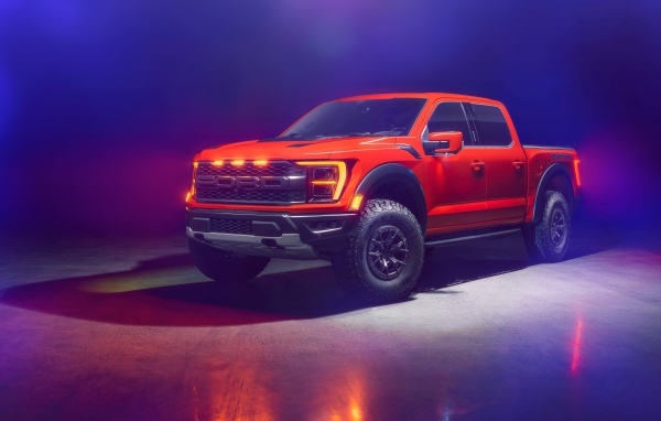 Красный пикап Ford F-150 Raptor
