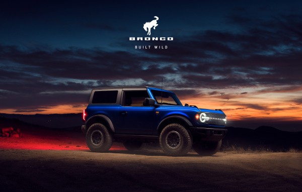 Внедорожник Ford Bronco на фоне красивого неба