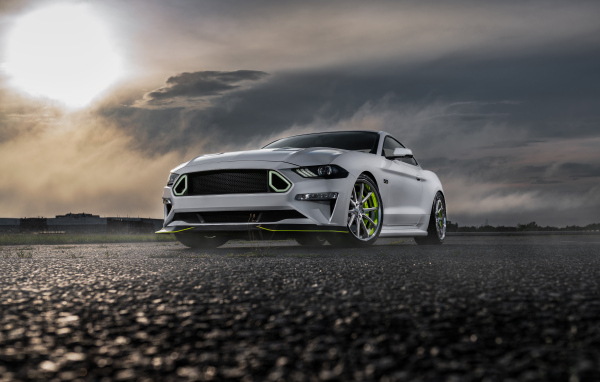 Серебристый Ford Mustang GT на фоне грозового неба