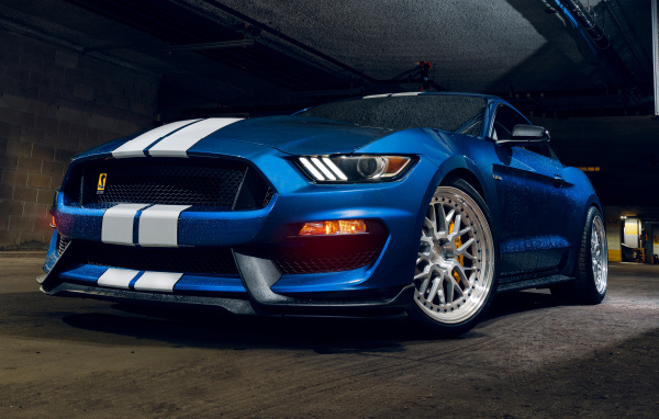 Мокрый синий автомобиль форд мустанг Shelby GT350