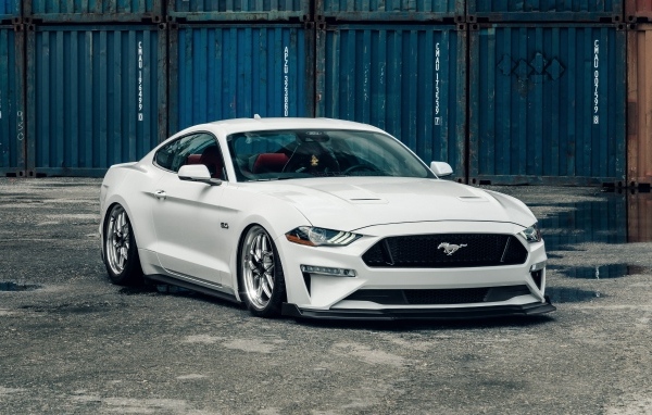 Белый быстрый автомобиль Ford Mustang GT Fastback 5.0L